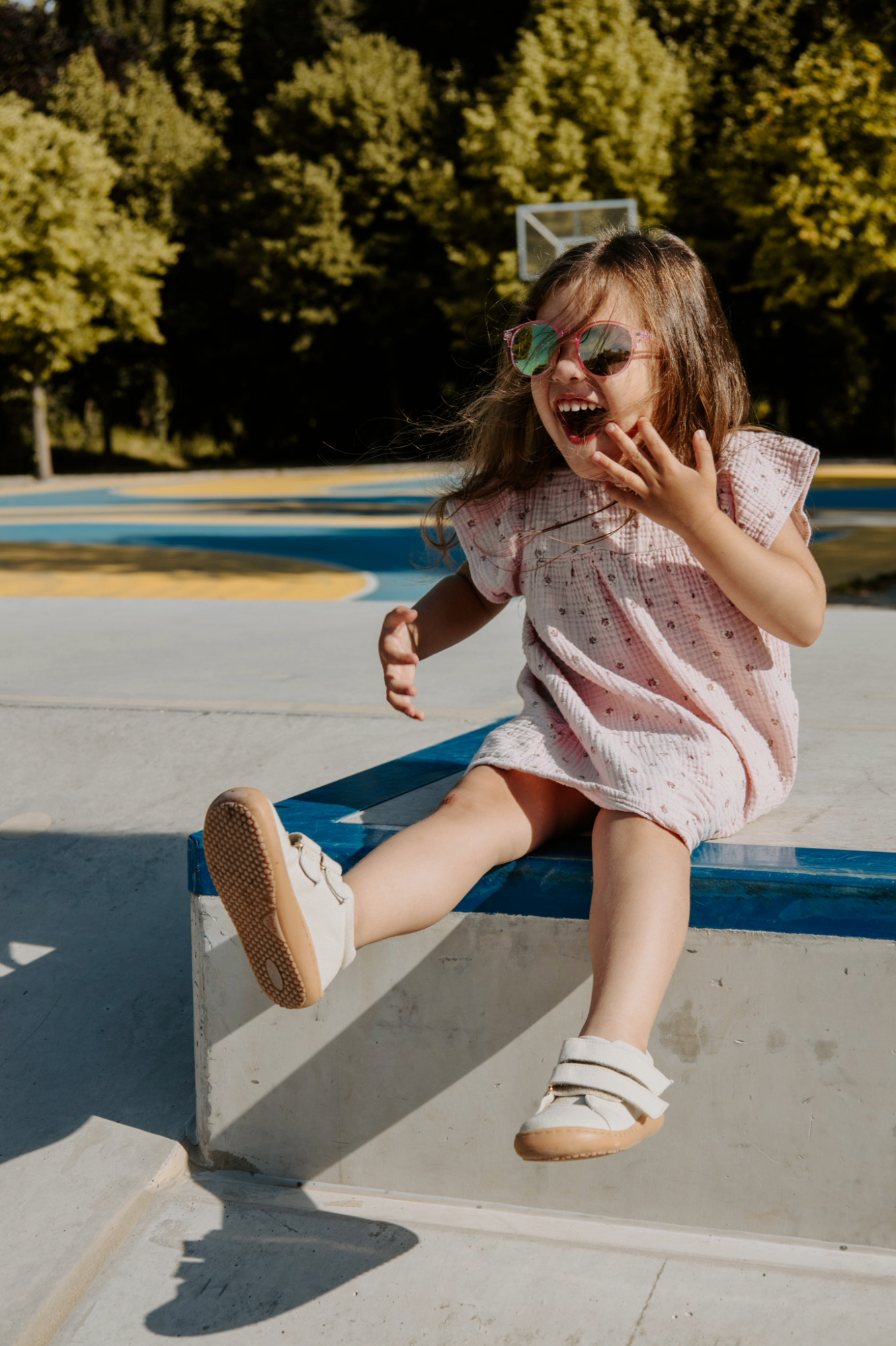 Enfant portant des baskets solin couleur lin