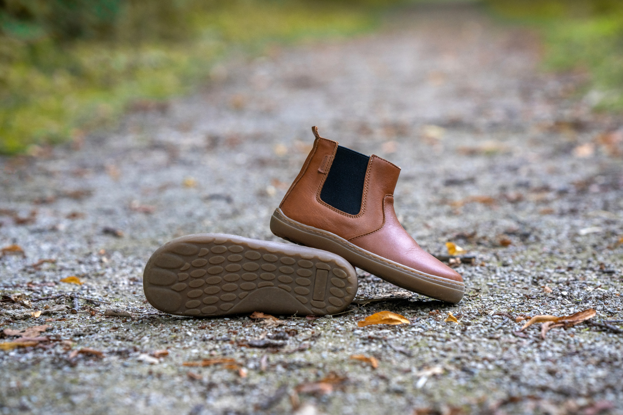 Chelsea_cognac_plunie_assise_herbe Chaussures souples bébé premiers pas