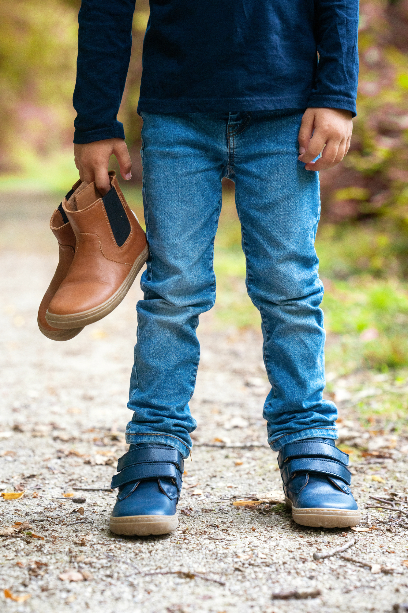Fille courant pieds nus herbe barefoot